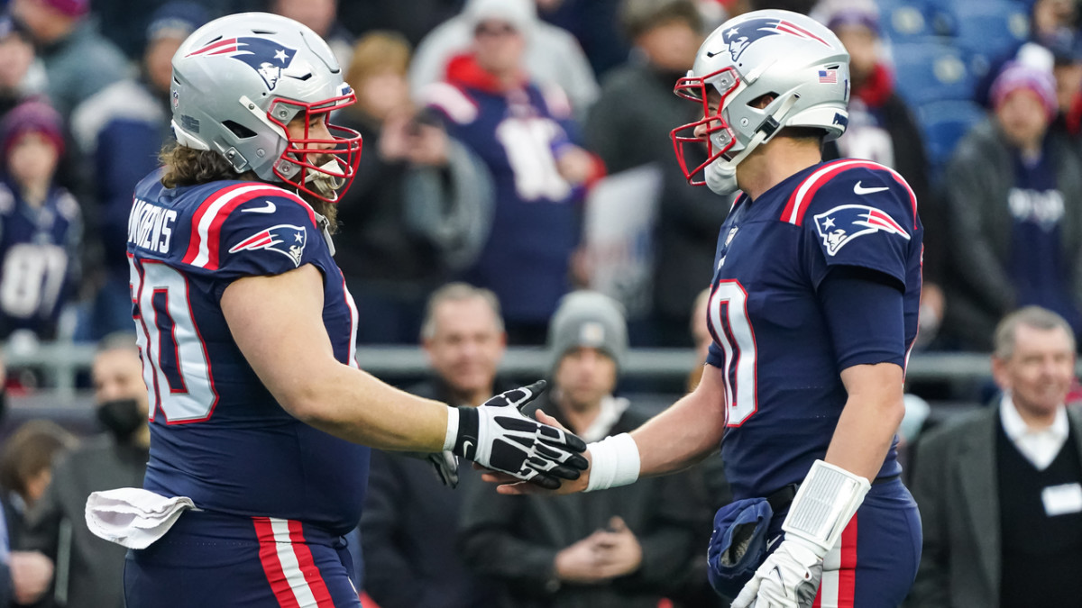 Patriots David Andrews (60) and Mac Jones (10)
